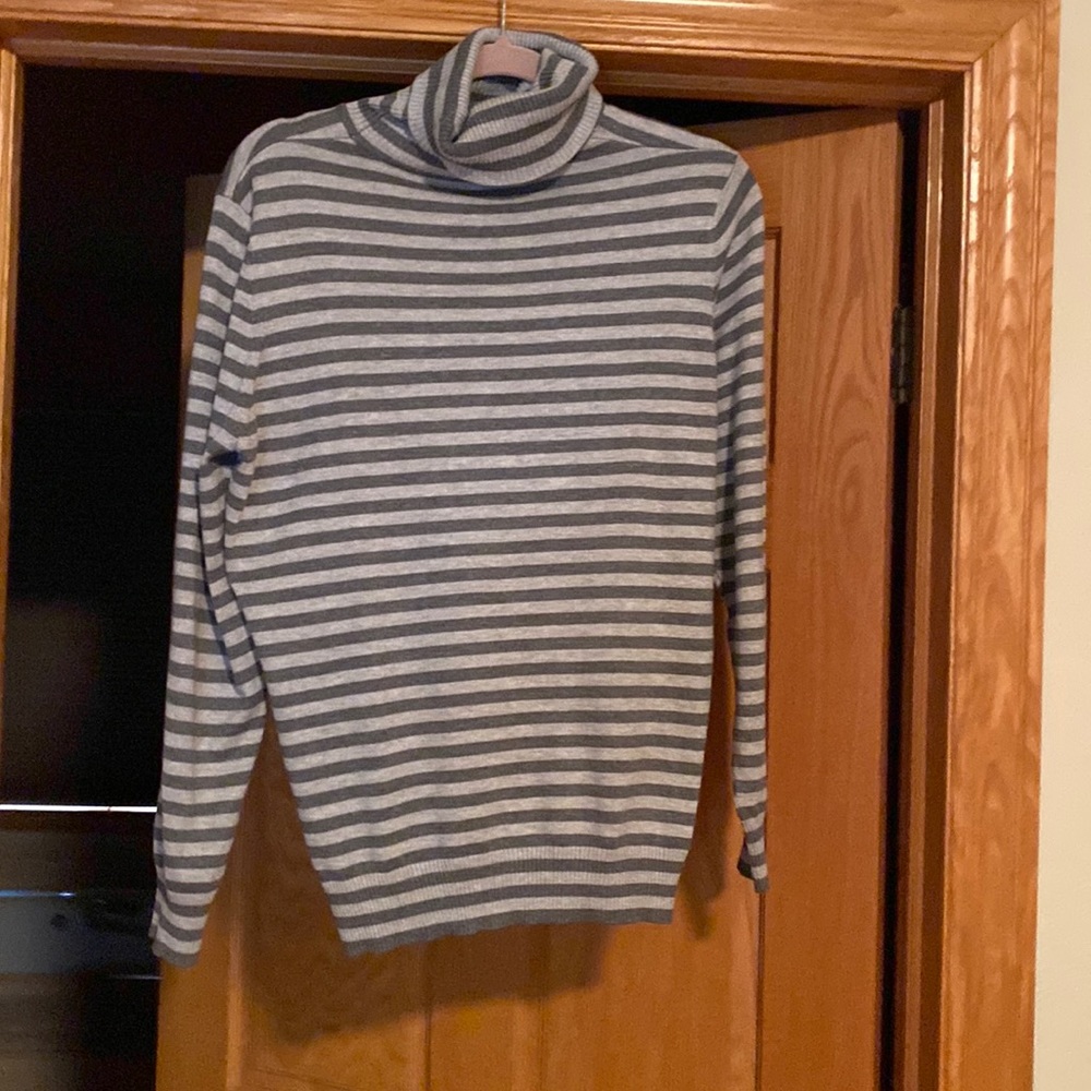 Fine knit, light weight gray turtleneck sweater